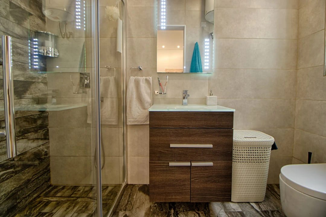 Ensuite - Furnished apartment with Views