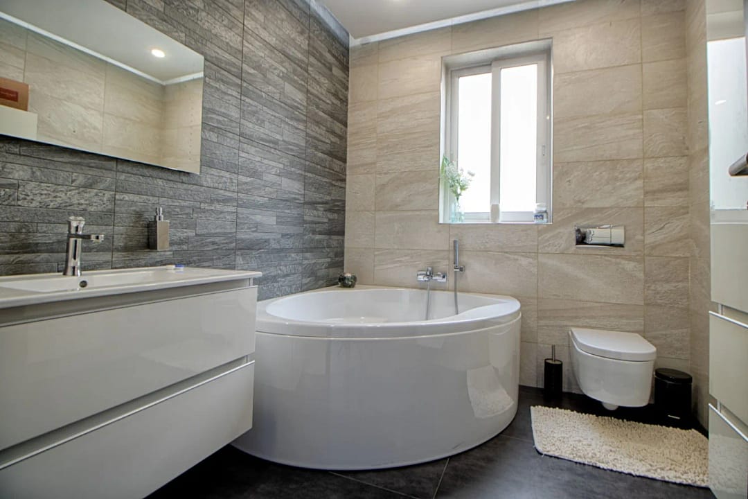 Bathroom - Furnished apartment with Views