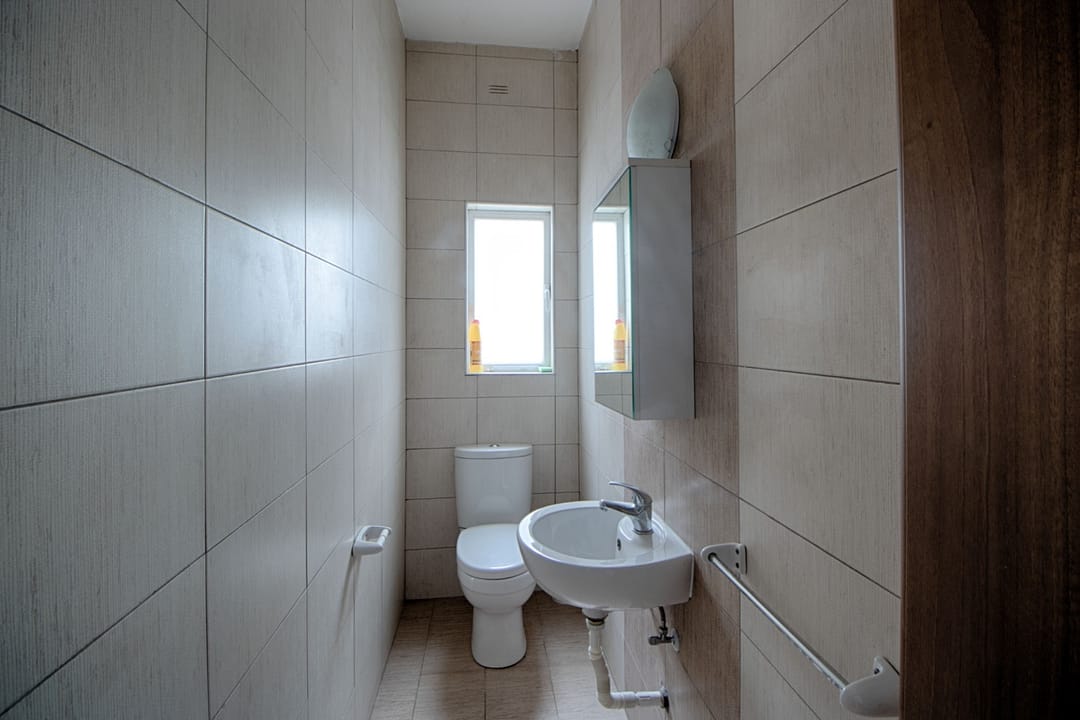 St Paul's Bay Apartment - Spare Bathroom