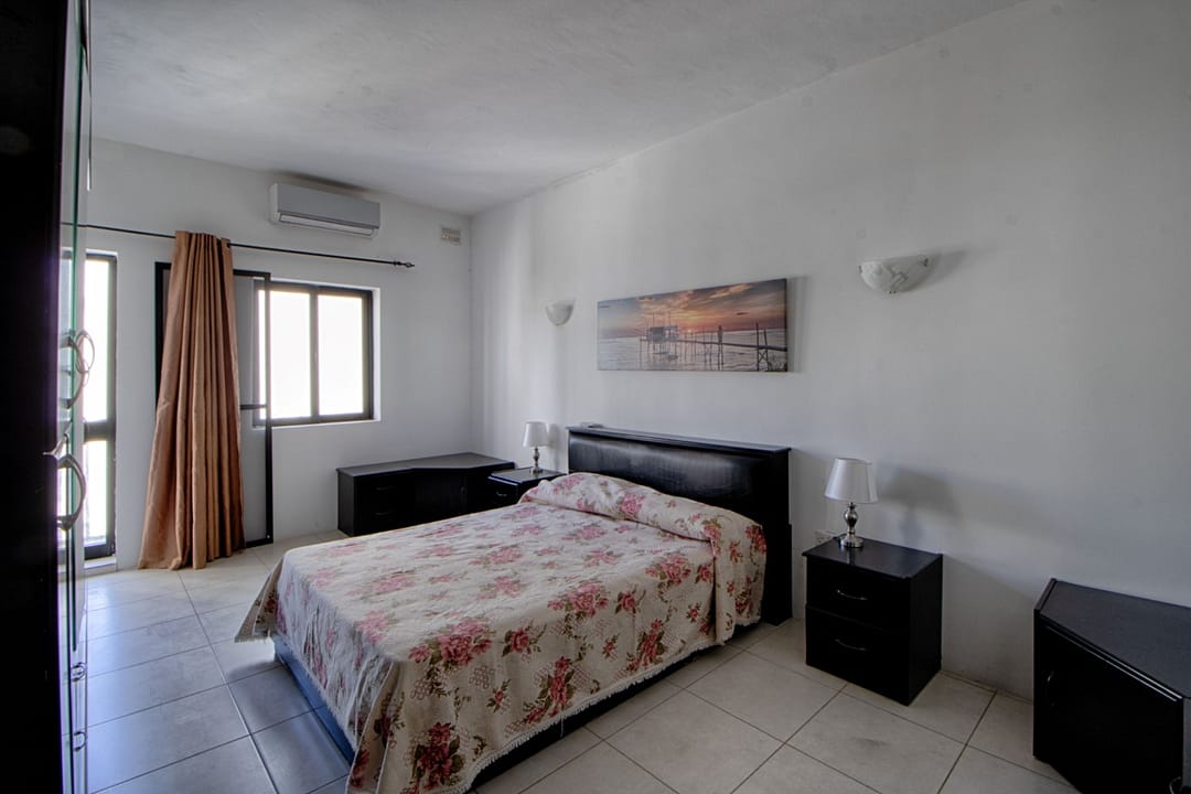 St Paul's Bay Apartment - Main bedroom