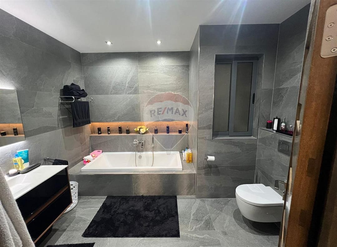 mosta-apartment - Main Bathroom