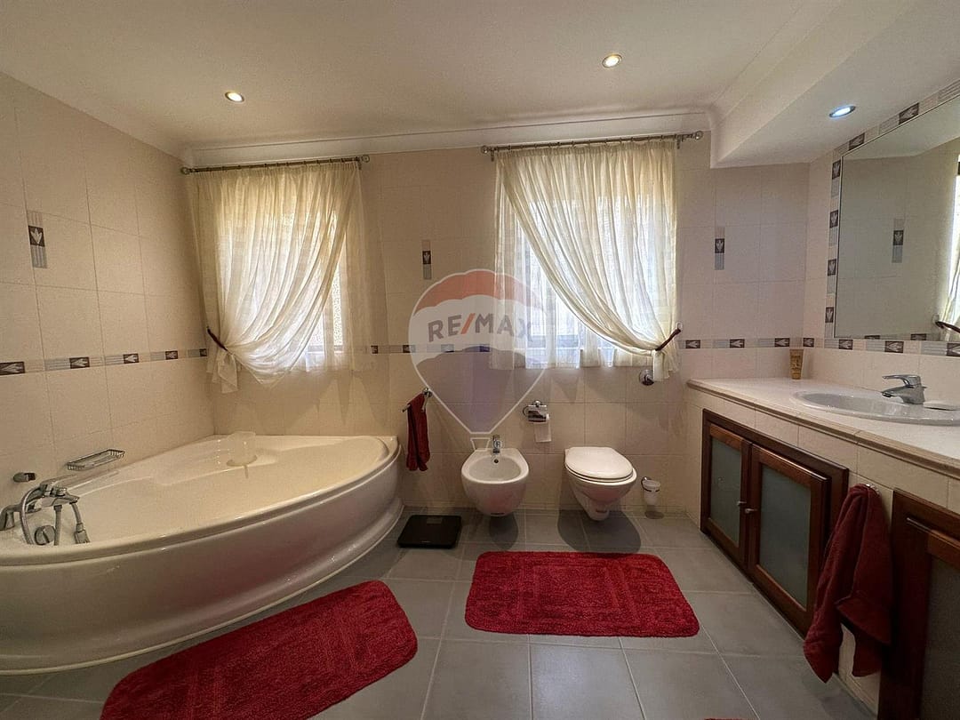 Large Apartment with half Airspace - Bathroom