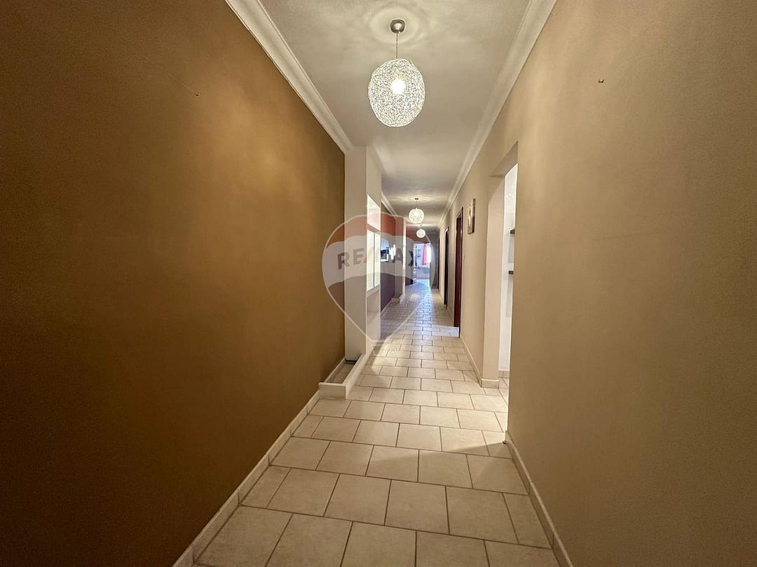 Large Apartment with half Airspace - Hallway