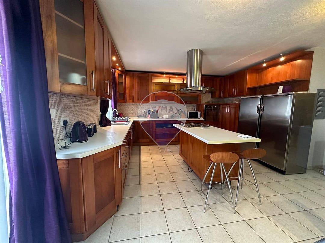 Large Apartment with half Airspace - Kitchen