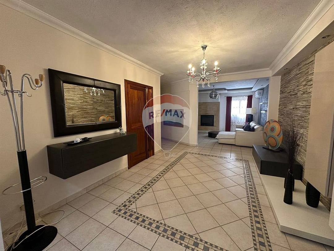 Large Apartment with half Airspace - Entrance Hall