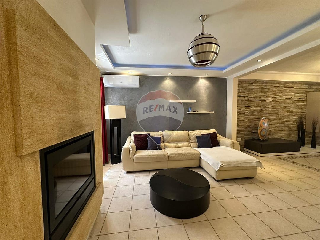 Large Apartment with half Airspace - Living