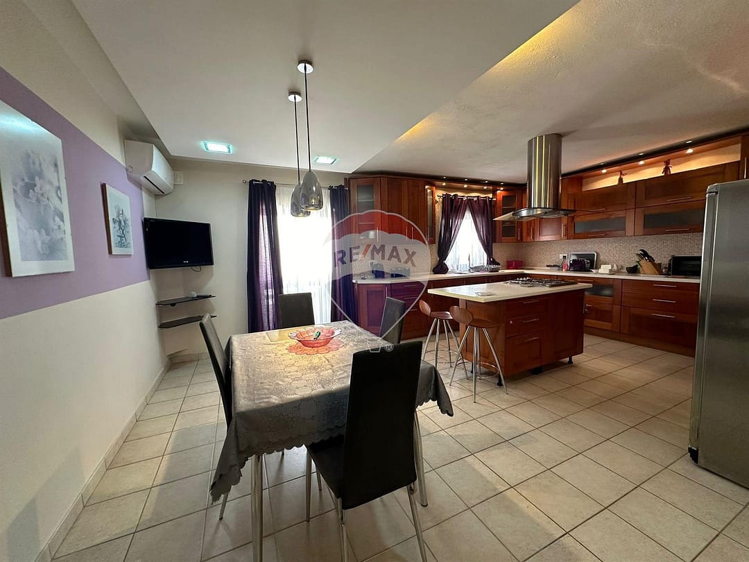 Large Apartment with half Airspace - Kitchen/Dining