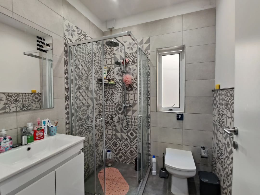 Swieqi Maisonette with Garage - Bathroom