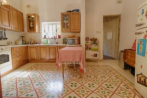 Stunning HOC with large yard - Kitchen