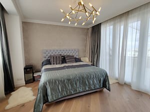 Main Bedroom - Luxury House with Garage