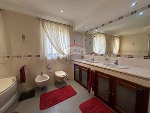Large Apartment with half Airspace -Bathroom