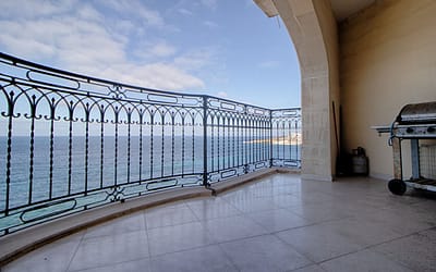 Seafront Apartment in Bugibba