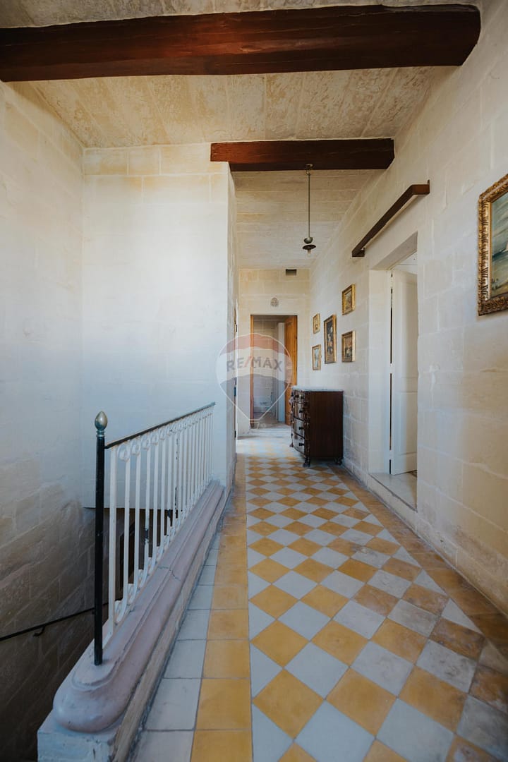 Charming Lija House of Character - Hallway