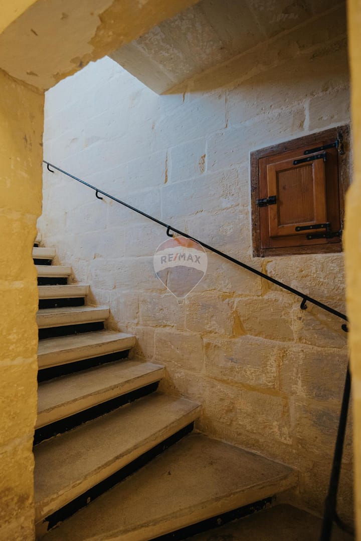 Charming Lija House of Character - Stairs